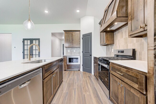 Building Photo - Brand New Home In Mustang!