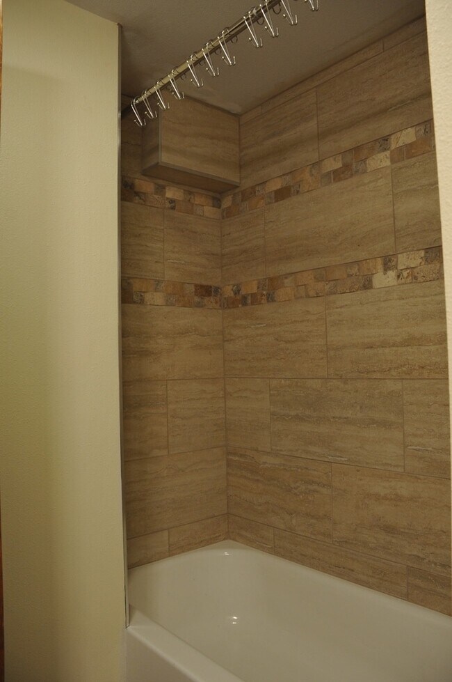 Building Photo - Basement Apartment, 2 bed 1 bath close to Food Trucks on Best