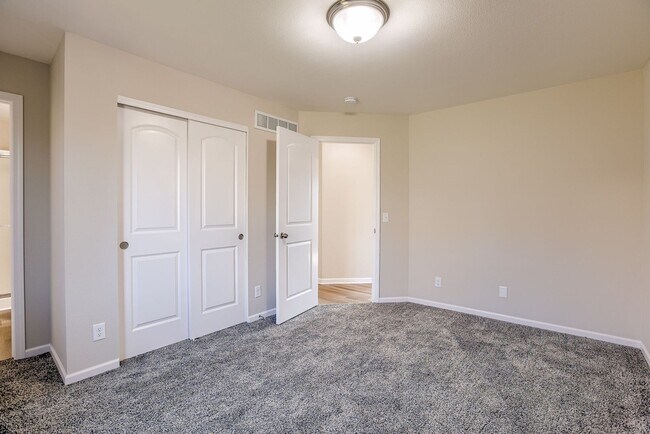 Building Photo - Bright & Spacious Elkhorn Home with Finish...