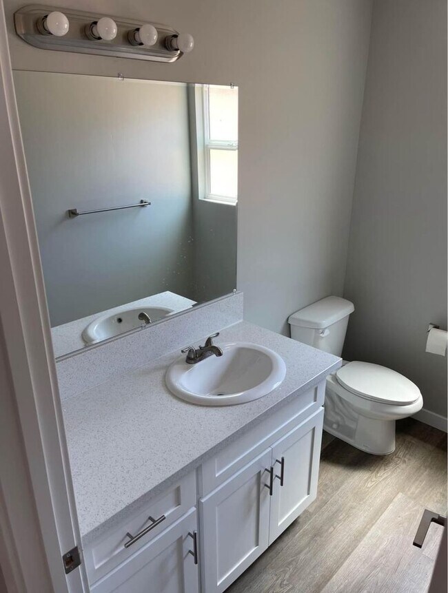 Building Photo - 3 bedrooms townhome in National City
