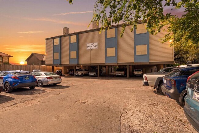 Building Photo - 908 Poplar St
