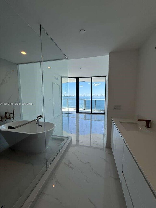 Building Photo - 700 NE 24th St