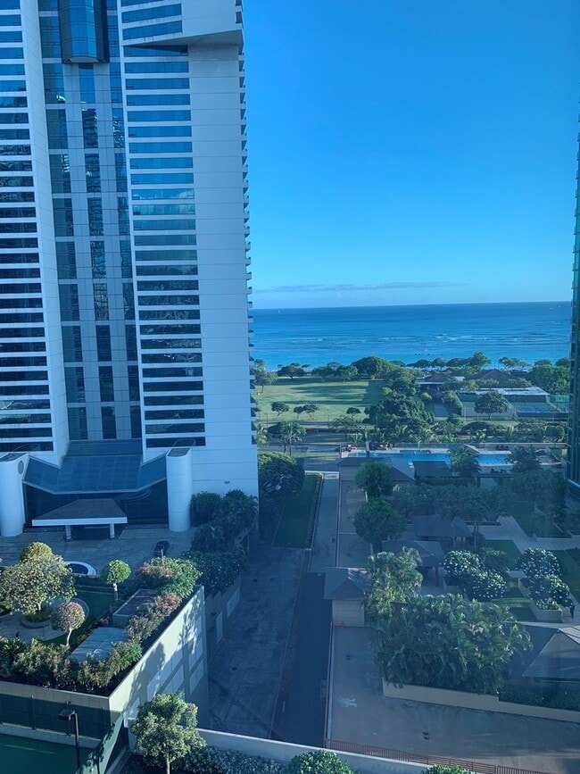 Building Photo - 3 Bedroom 2 Bath 2 Parking in Beautiful Koolani in Ward Village / Ala Moana Area