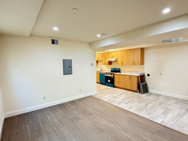 Building Photo - 220A-220A Sadowa St