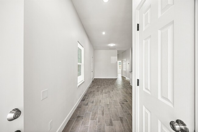 Building Photo - 1550 Lombardy St