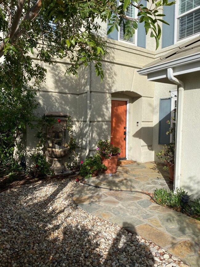 Building Photo - Private Courtyard Entry & Expansive Backyard Oasis