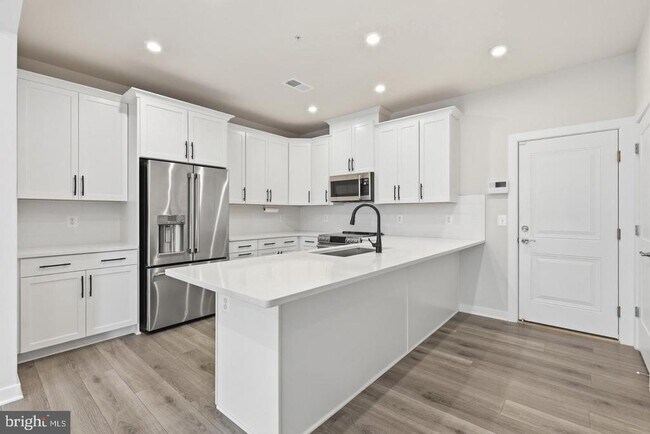 Building Photo - 43728 Transit Sq