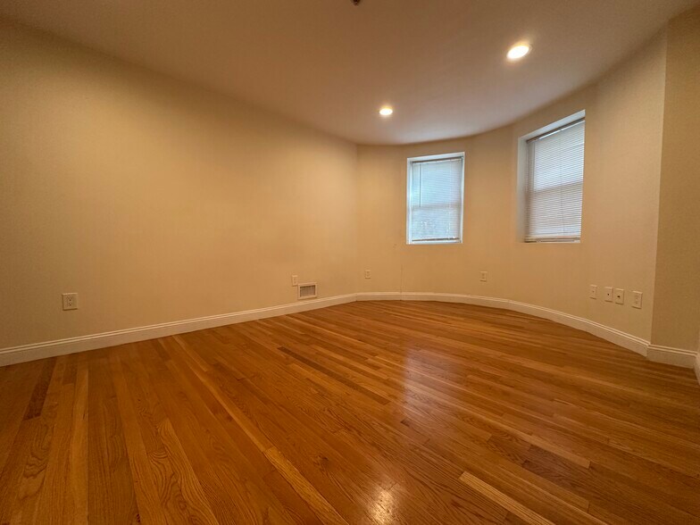 Building Photo - 1805 Beacon St