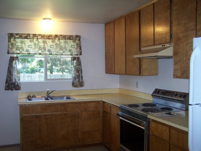 Building Photo - 2 Bed/1 Bath Unit Located in SE Bend Triplex