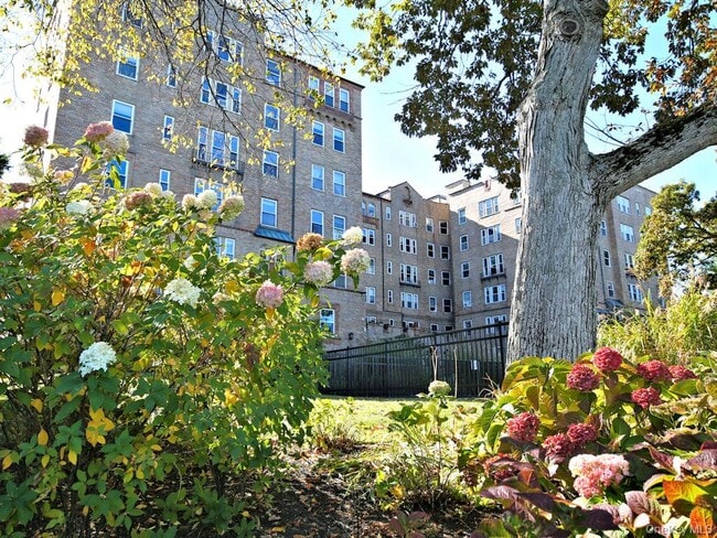 Building Photo - 490 Bleeker Ave