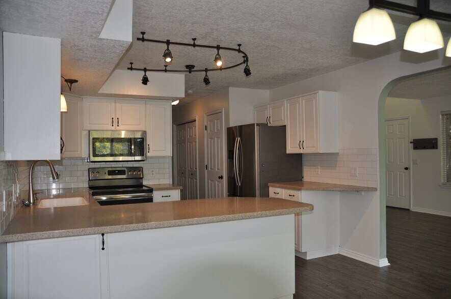 Building Photo - 752 Village Way N