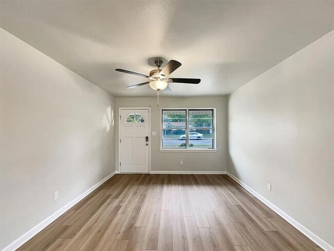 Building Photo - MOVE IN READY