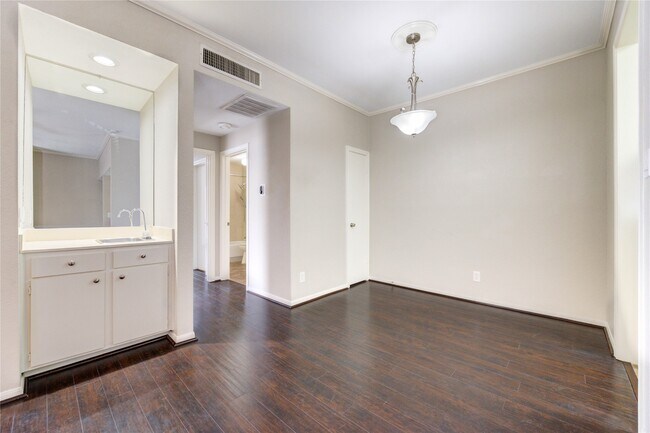 Building Photo - 726 Bering Dr