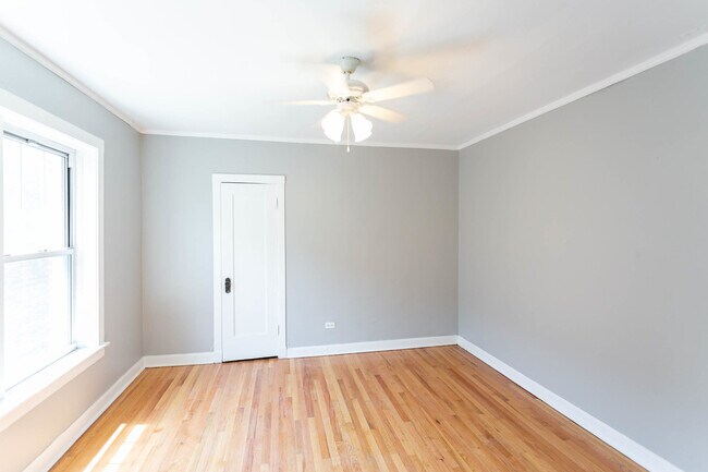 Building Photo - 7646 N Greenview Ave