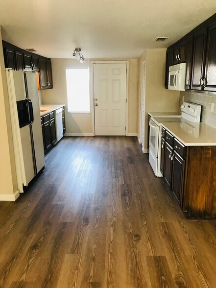 Large galley kitchen - 5015 Santee St
