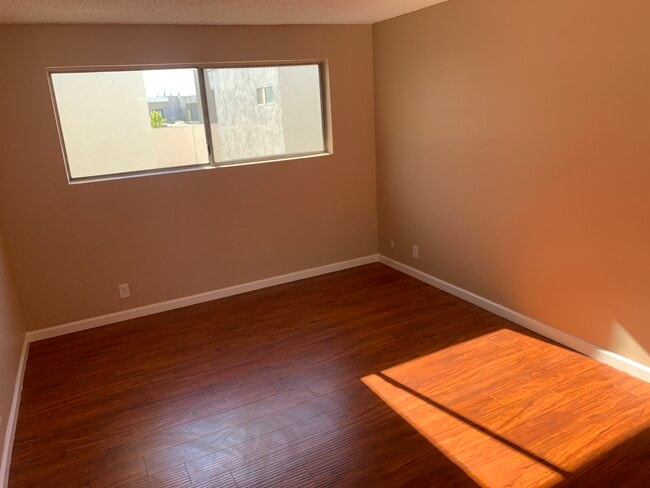 Building Photo - 1420 N Fuller Ave