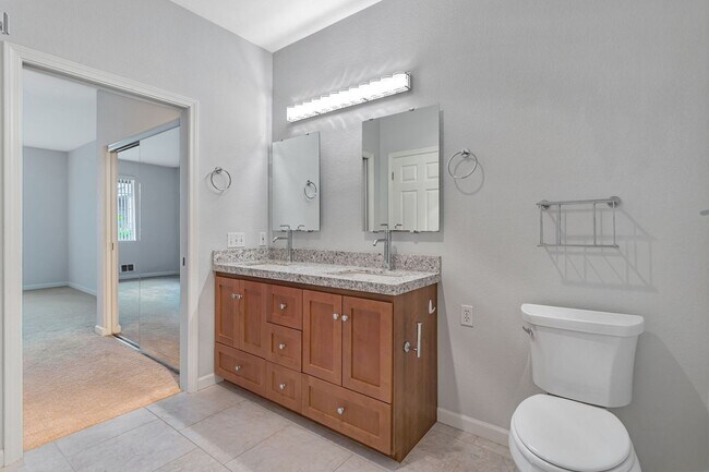Building Photo - 2-Bedroom Condo in Prime Sunnyvale Location Near Tech Hubs