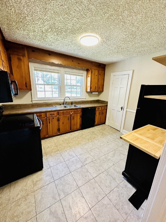 Building Photo - Wonderful 3BR/2.5BA in Hendersonville!