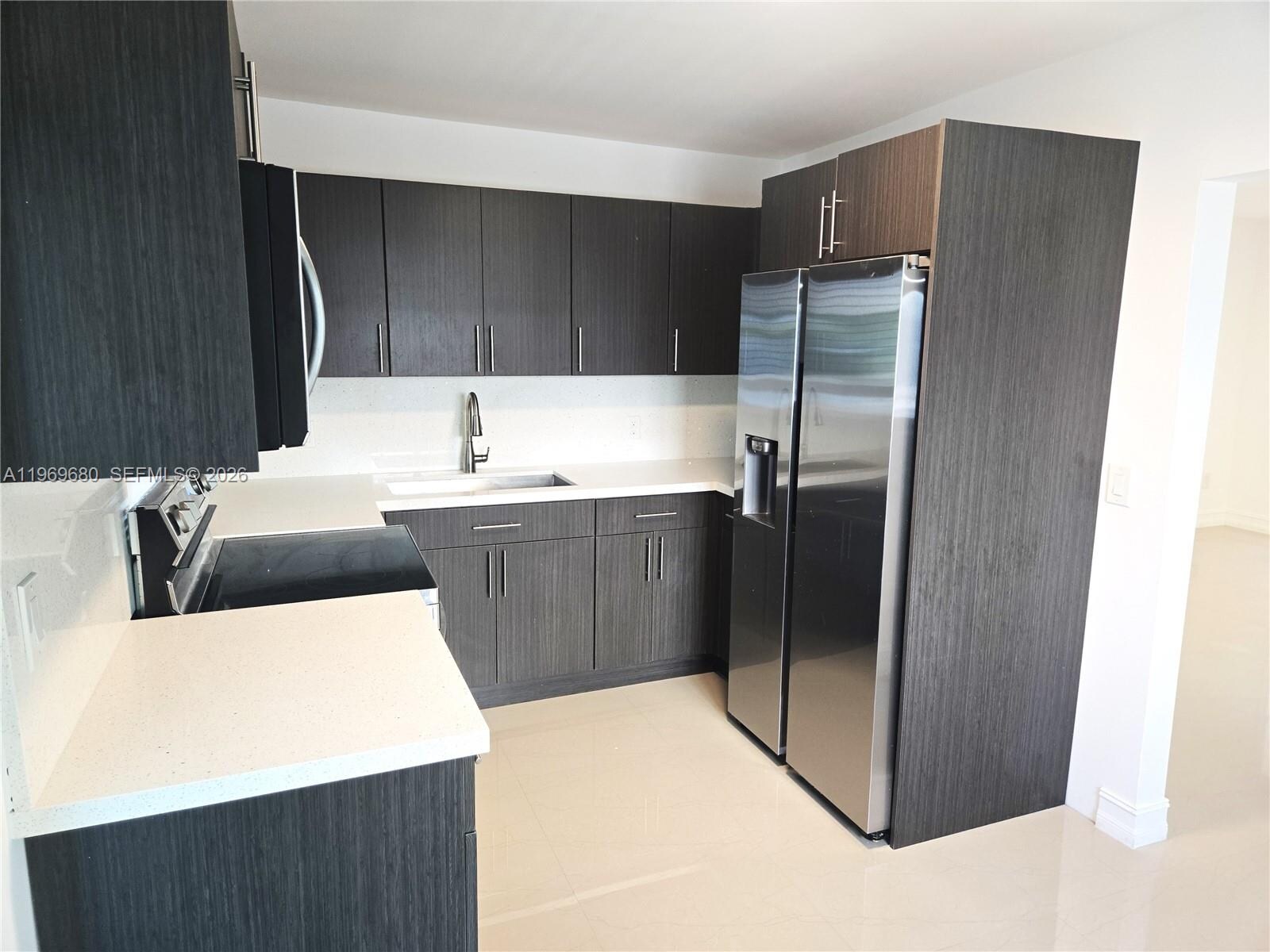 Building Photo - 323 SW 31st Ct