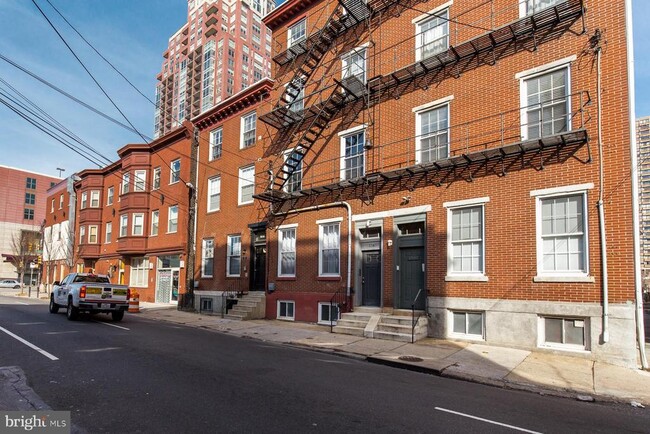 Building Photo - 1341 Lombard St