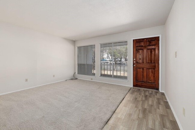 Building Photo - 6910 Hart Ln