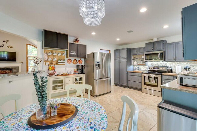 Building Photo - 1530 Wooded Acres Dr