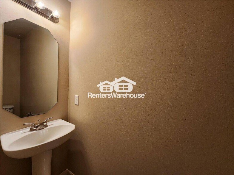 Building Photo - 11111 Valley Kings Dr