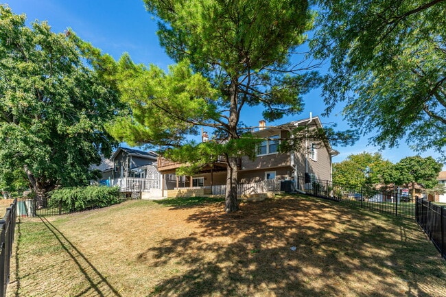 Building Photo - 147 Majestic Dr