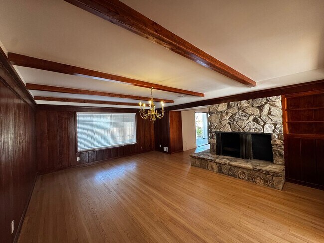 Building Photo - SPACIOUS 3 BEDROOM 2.5 BATH IN THE HEART OF LOS FELIZ