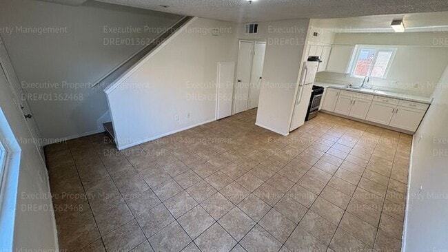 Building Photo - 2 bedroom 1.5 bathroom townhouse located in East Bakersfield Move In Special on Approved Credit