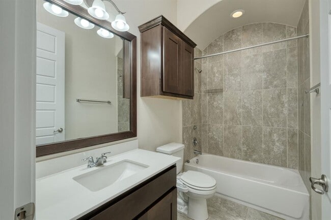 Building Photo - 204 Blue Spruce Way