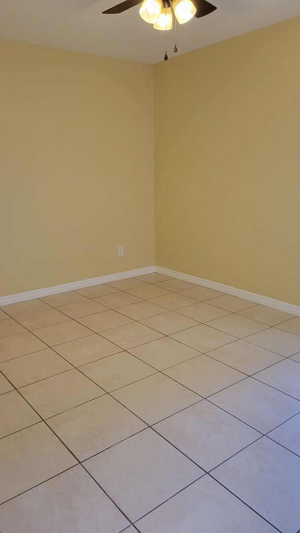 Building Photo - Annual unfurnished 2/1 half duplex in Sara...