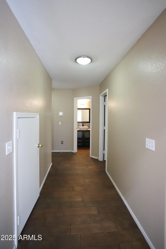 Building Photo - 842 N Naples Dr