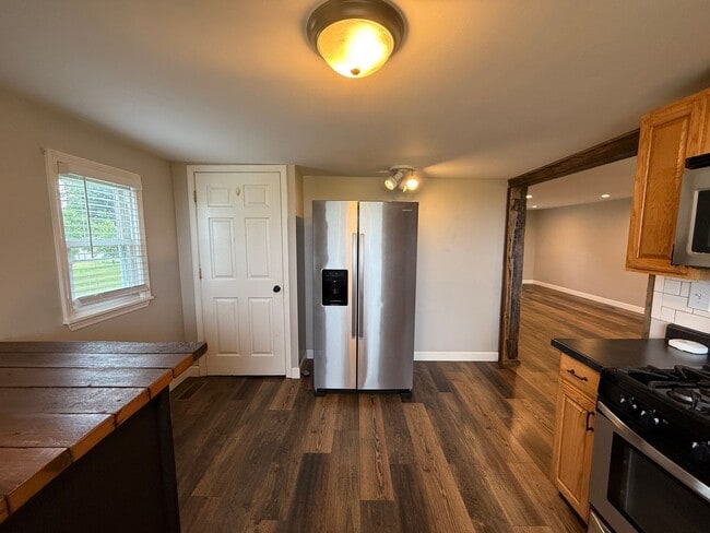 Building Photo - Charming Cape Cod Near Airport with Modern...