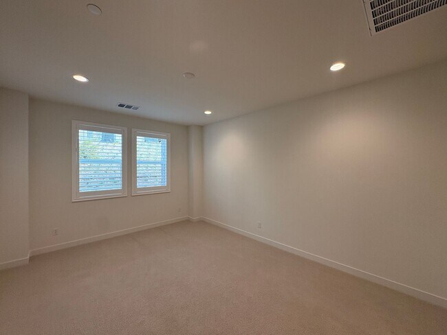 Building Photo - Modern 3BD/3BA in San Marcos