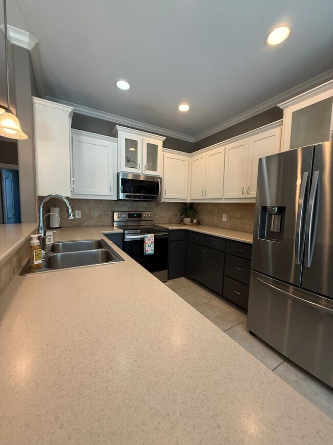 Building Photo - Beautiful 4 bedroom 2 bath home centrally located for added convenience