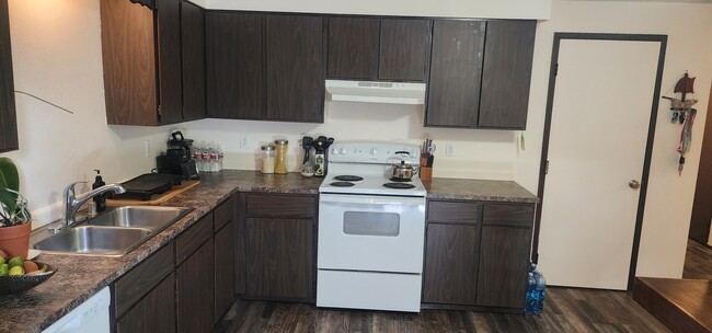 Kitchen cabinets - 523 159th St E