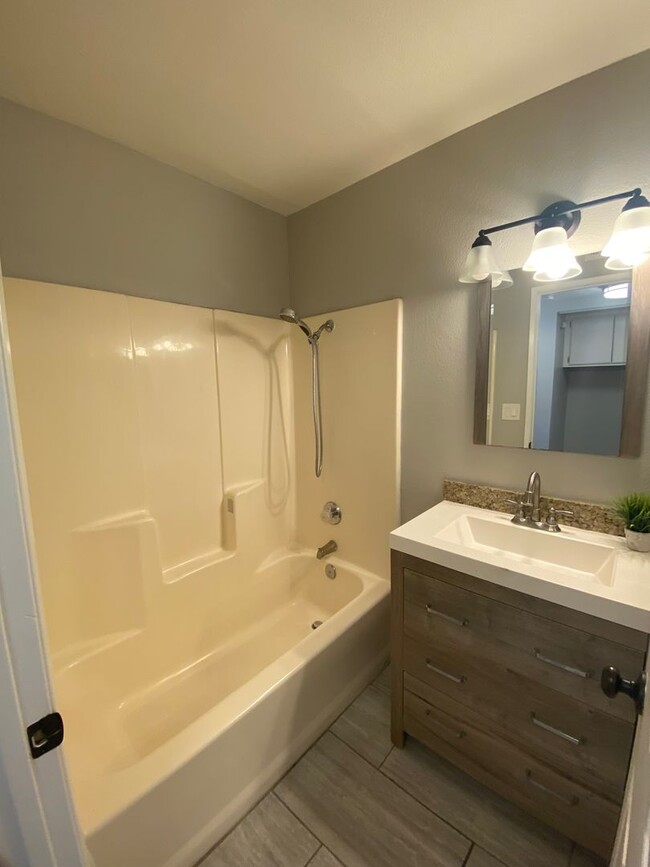 Building Photo - 2 bed, 2 bath upgraded unit with community...