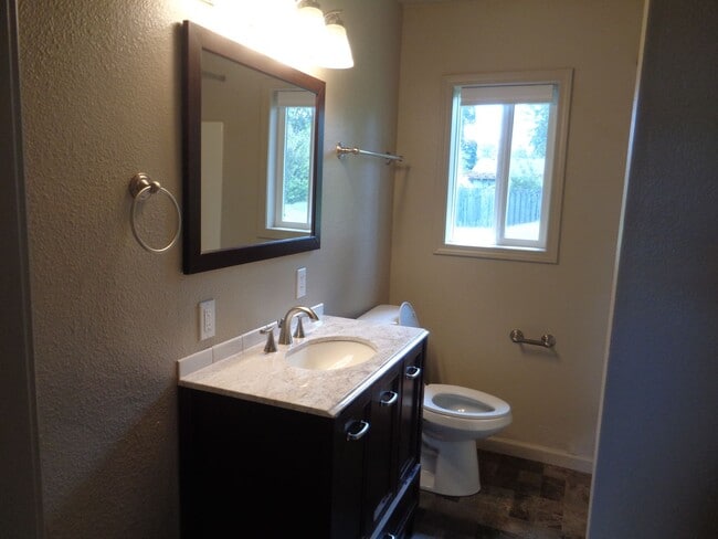 Building Photo - Conveniently Located Charming Pet Friendly Three Bedroom Home With Modern Updates!