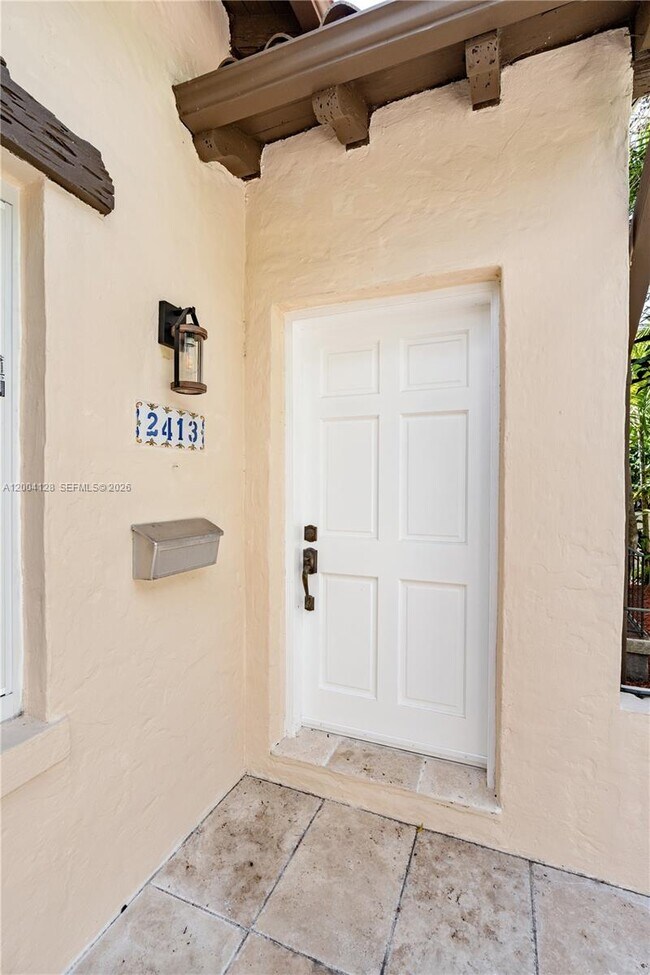 Building Photo - 2413 N Greenway Dr