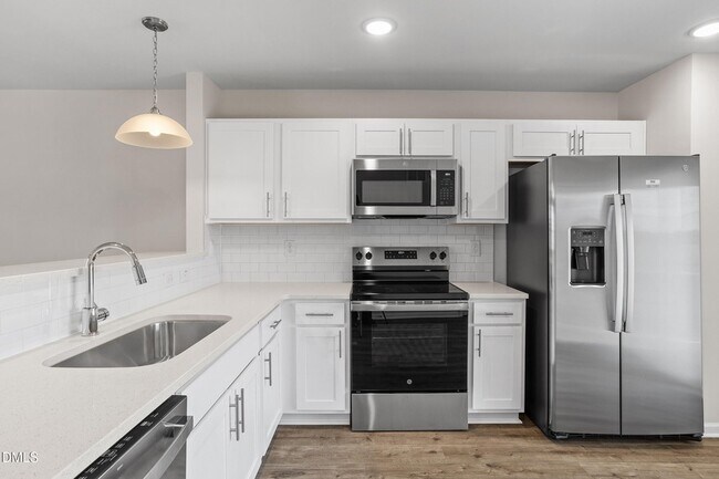 Building Photo - 1021 Peony Ln