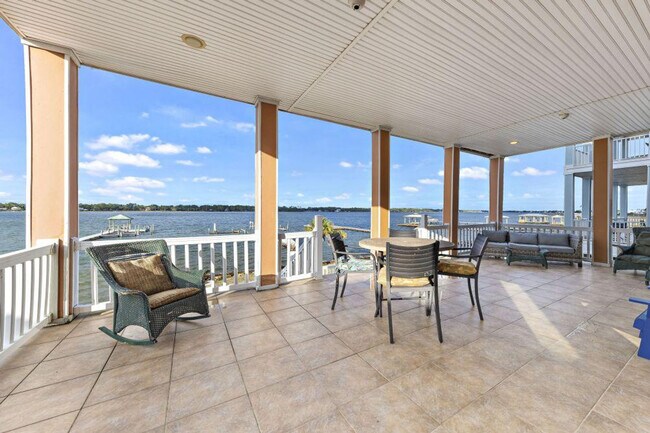 Building Photo - 1232 W Lagoon Ave