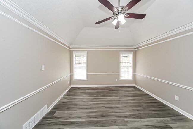 Building Photo - 6750 Lake Point Cir