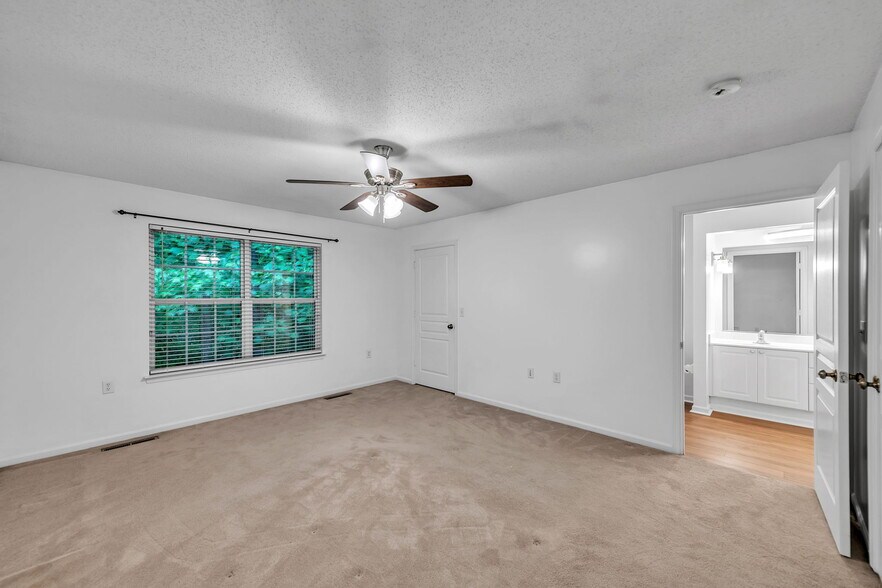 Building Photo - 5905 Echingham Dr