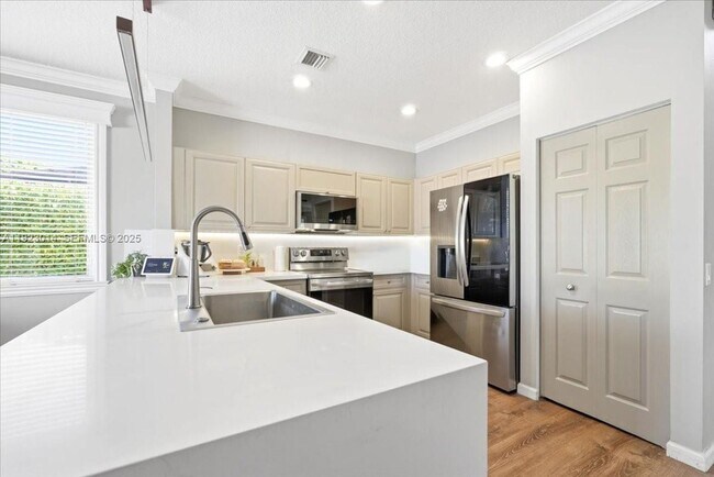 Building Photo - 920 Golden Cane Dr