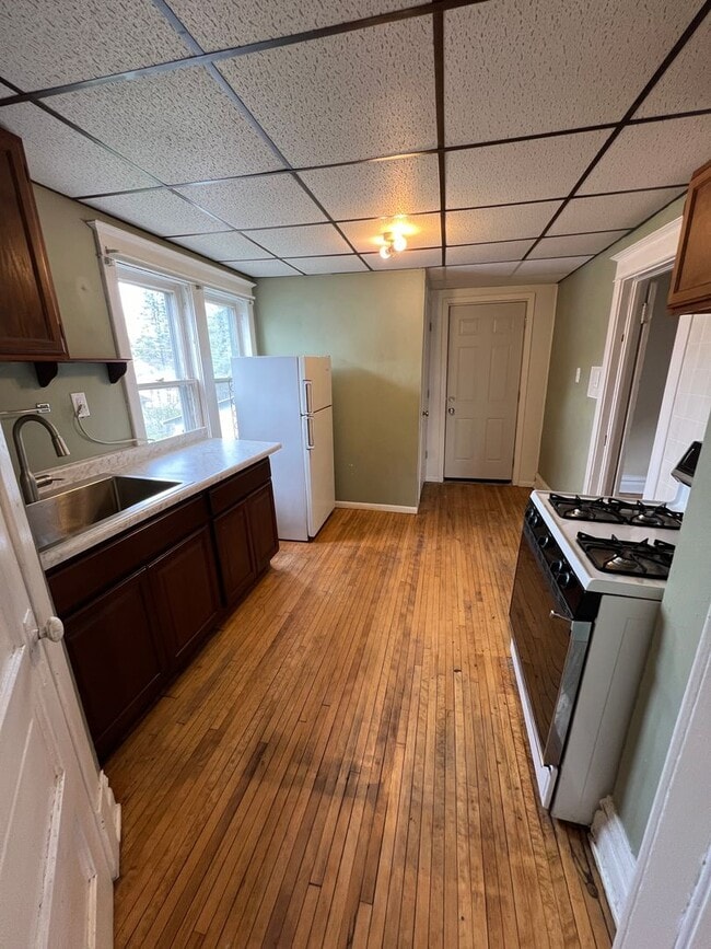 Building Photo - AVAILABLE JUNE - Upper 2 Bed 1 Bath in Billings Park Superior