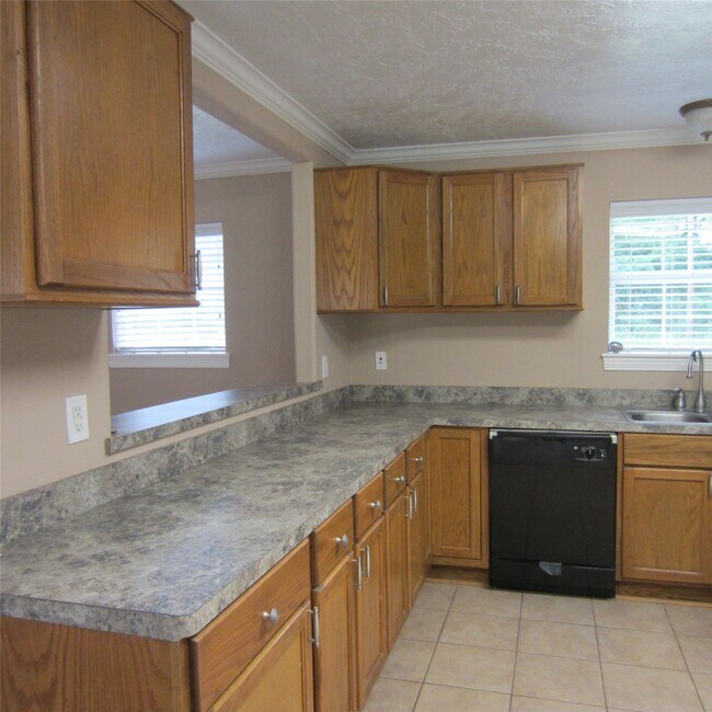 Building Photo - 18675 Ferne Dr