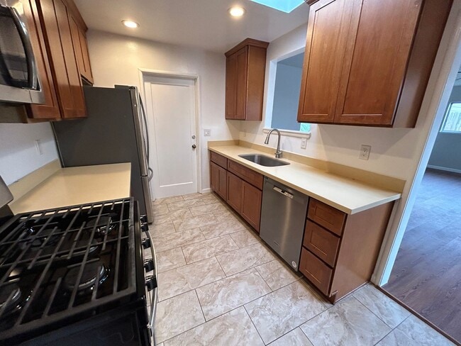 Building Photo - Spacious 3 Bed/1.5 Bath Home Located in Heart of San Leandro!!