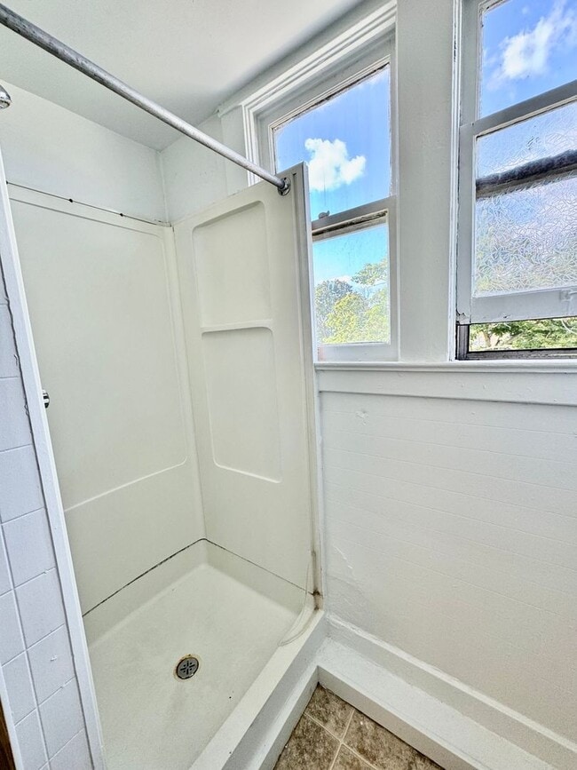 Building Photo - 4 Bedroom House Across from EMU! Available Fall 2026