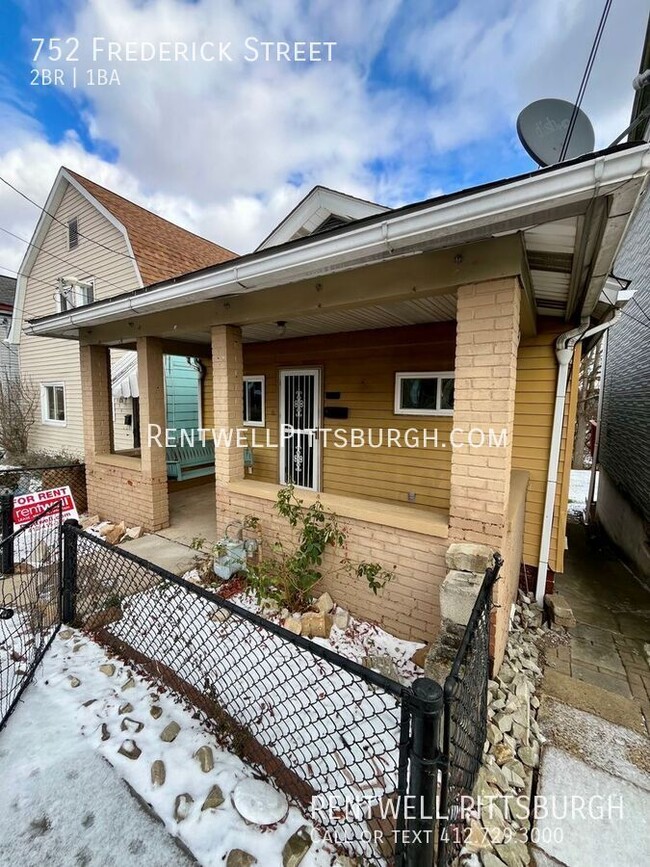 Building Photo - 2 Bedroom Home in McKees Rocks